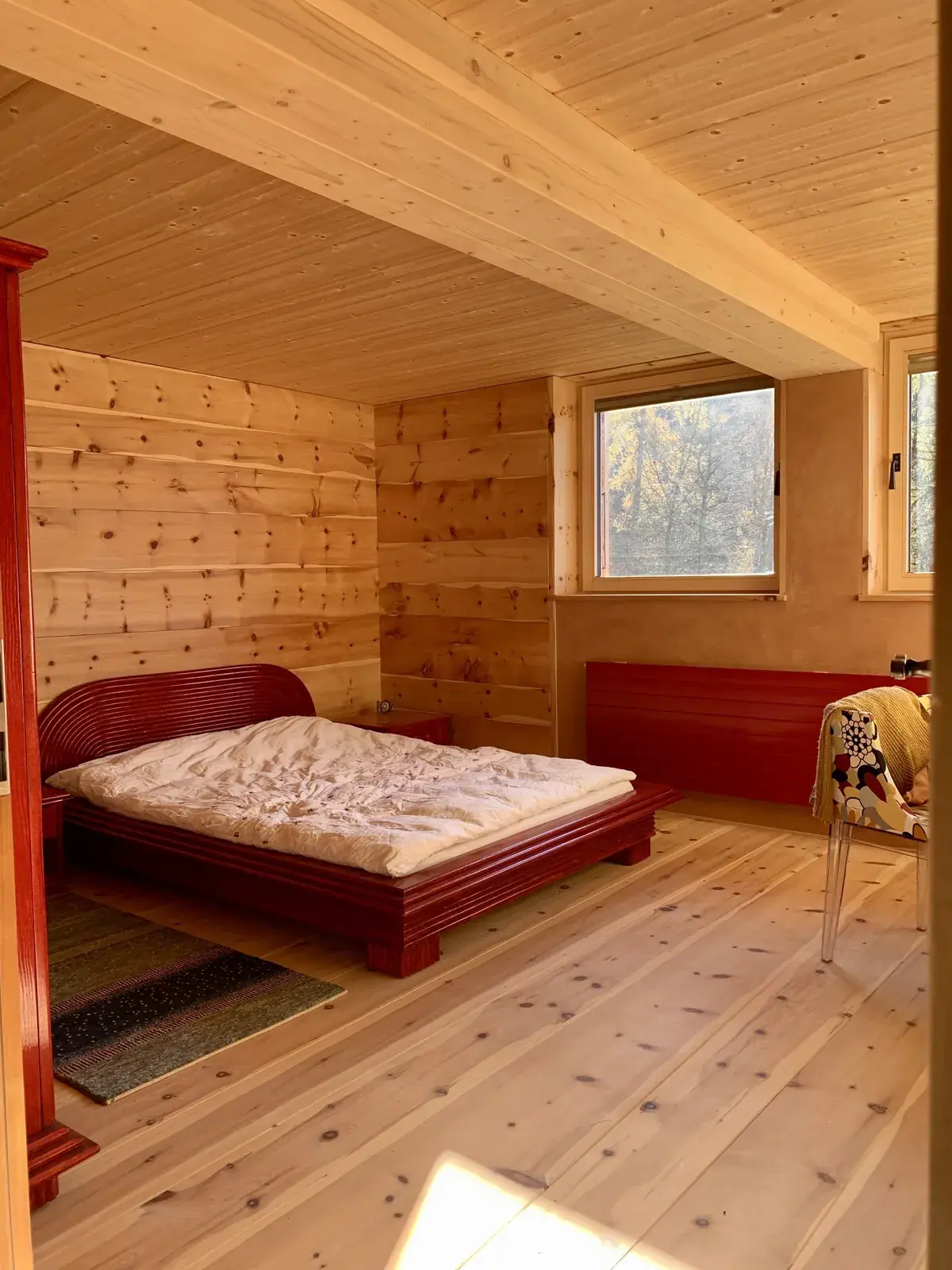Pièce entièrement habillée de lambris en bois massif par l'atelier Vallotton à Fenil-sur-Corsier