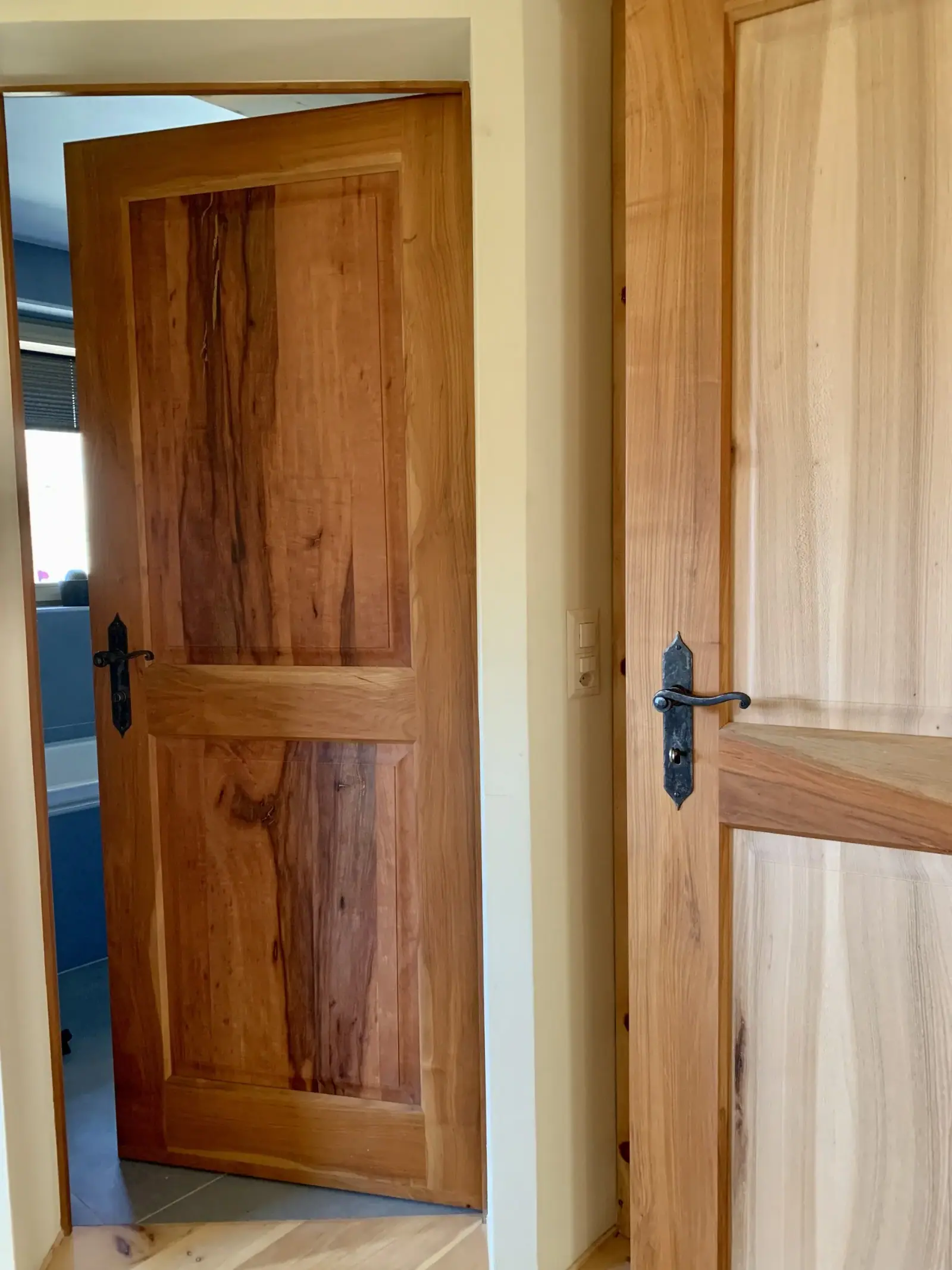 Portes intérieures en bois massif avec ferrures artisanales, réalisées sur mesure par Vallotton Menuiserie sur la Riviera vaudoise