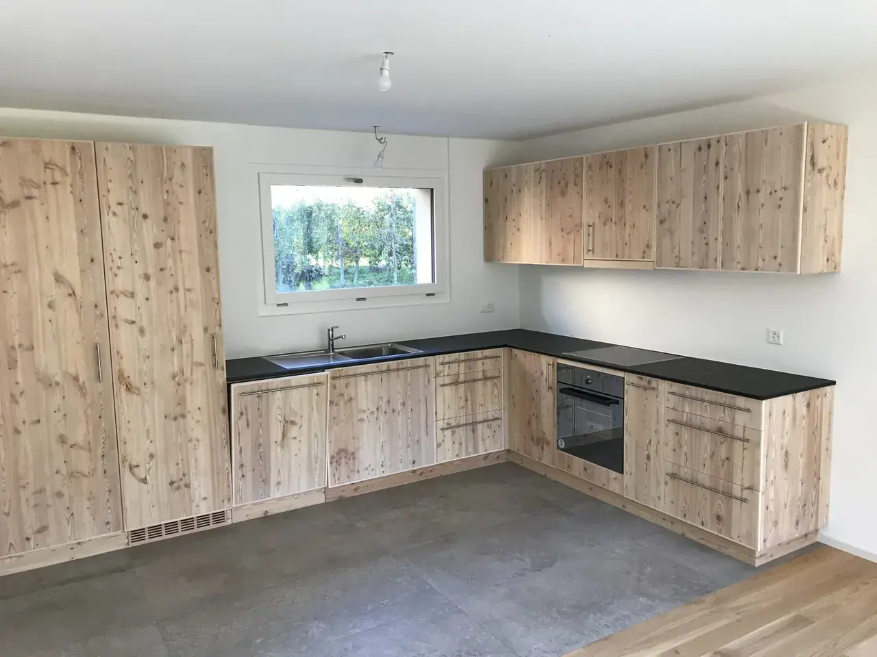 Agencement sur mesure en bois massif par Vallotton Menuiserie, Riviera vaudoise