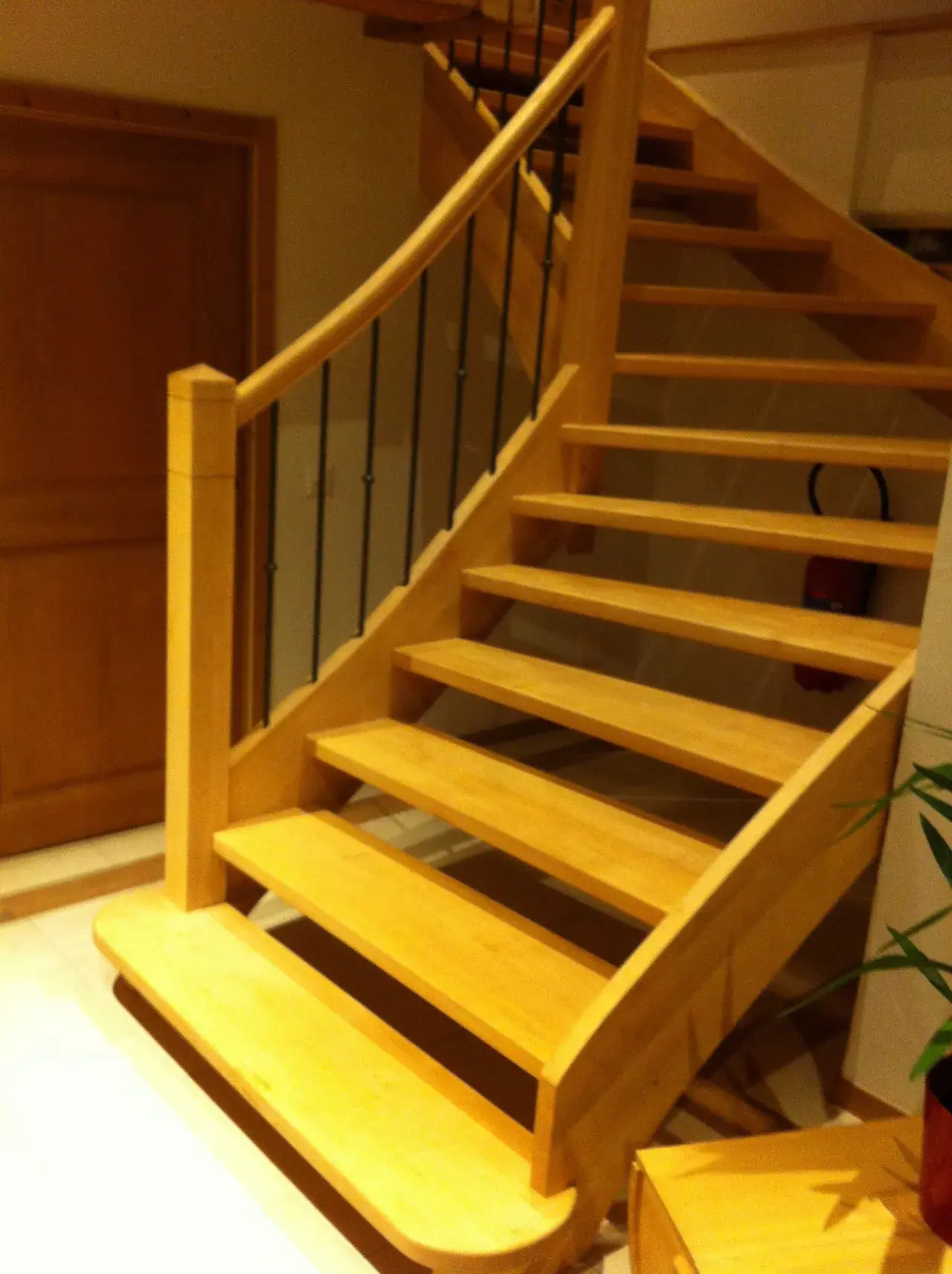 Escaliers sur mesure en bois massif par Vallotton Menuiserie, Riviera vaudoise